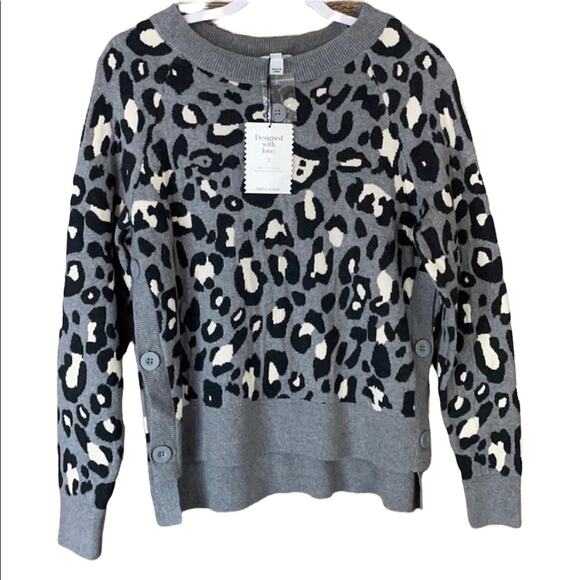 Stella & Dot Side Button Sweater Gray Black Leopard Print SZ Medium NWT - Picture 1 of 9